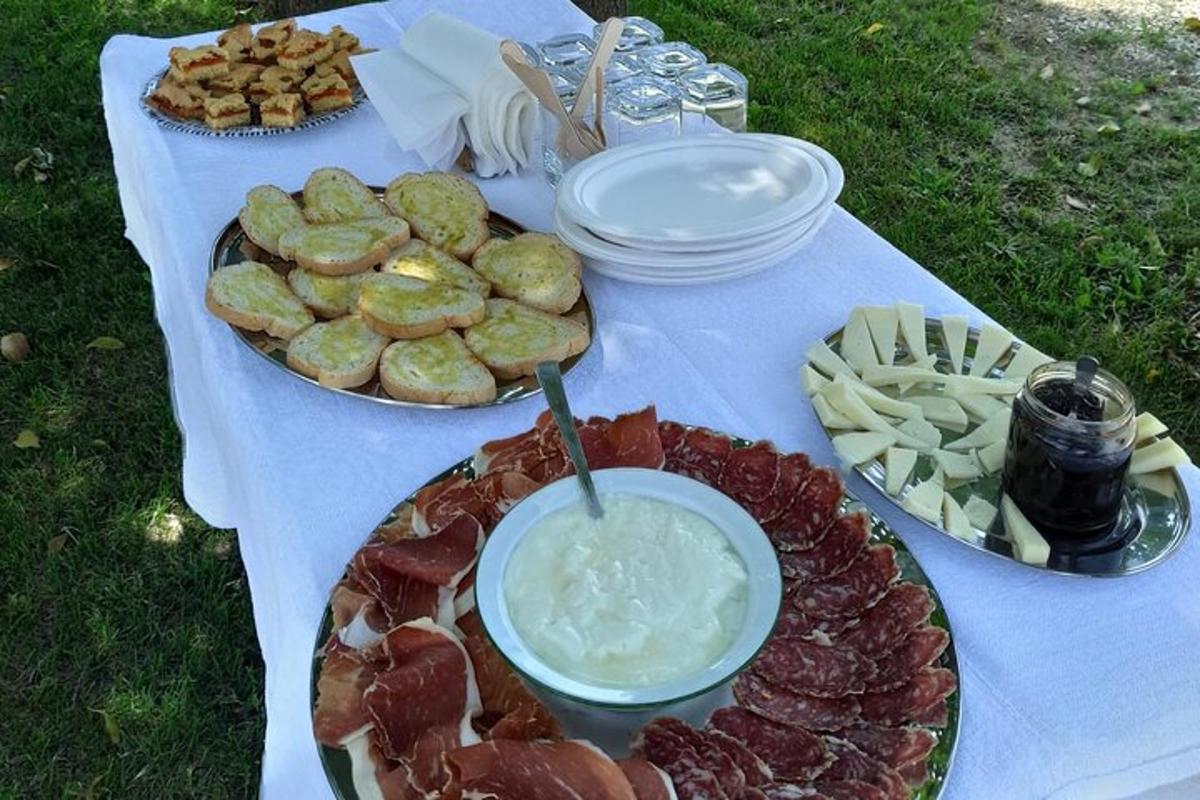una taula amb carn i altres aliments