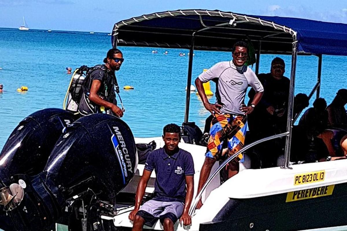 um grupo de homens em pé em um barco na praia