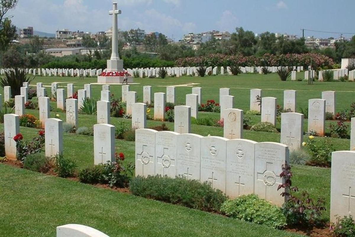 bir tarlada haçlı bir sürü mezar