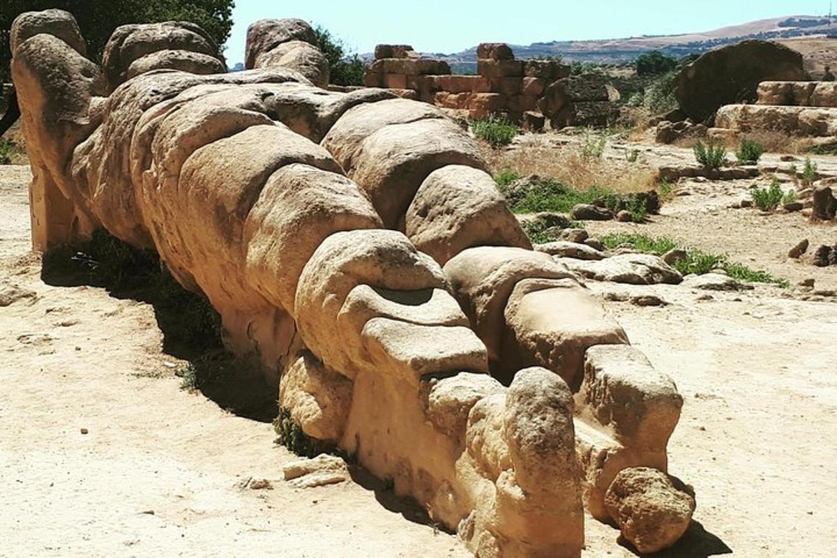 un muro di contenimento in pietra nel deserto