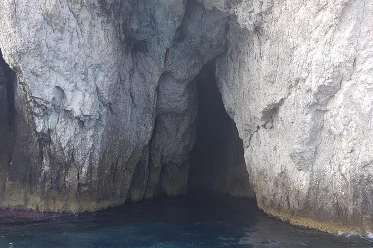 sebuah gua di dinding batu di sebelah air