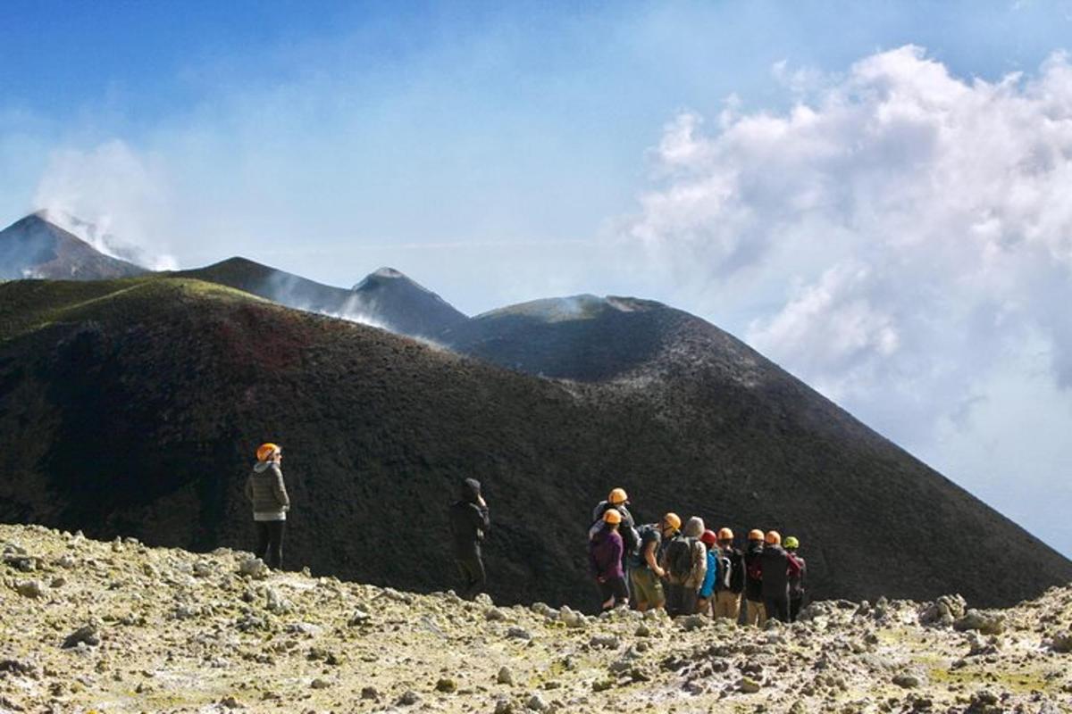 hópur fólks sem stendur uppi á fjallstindi