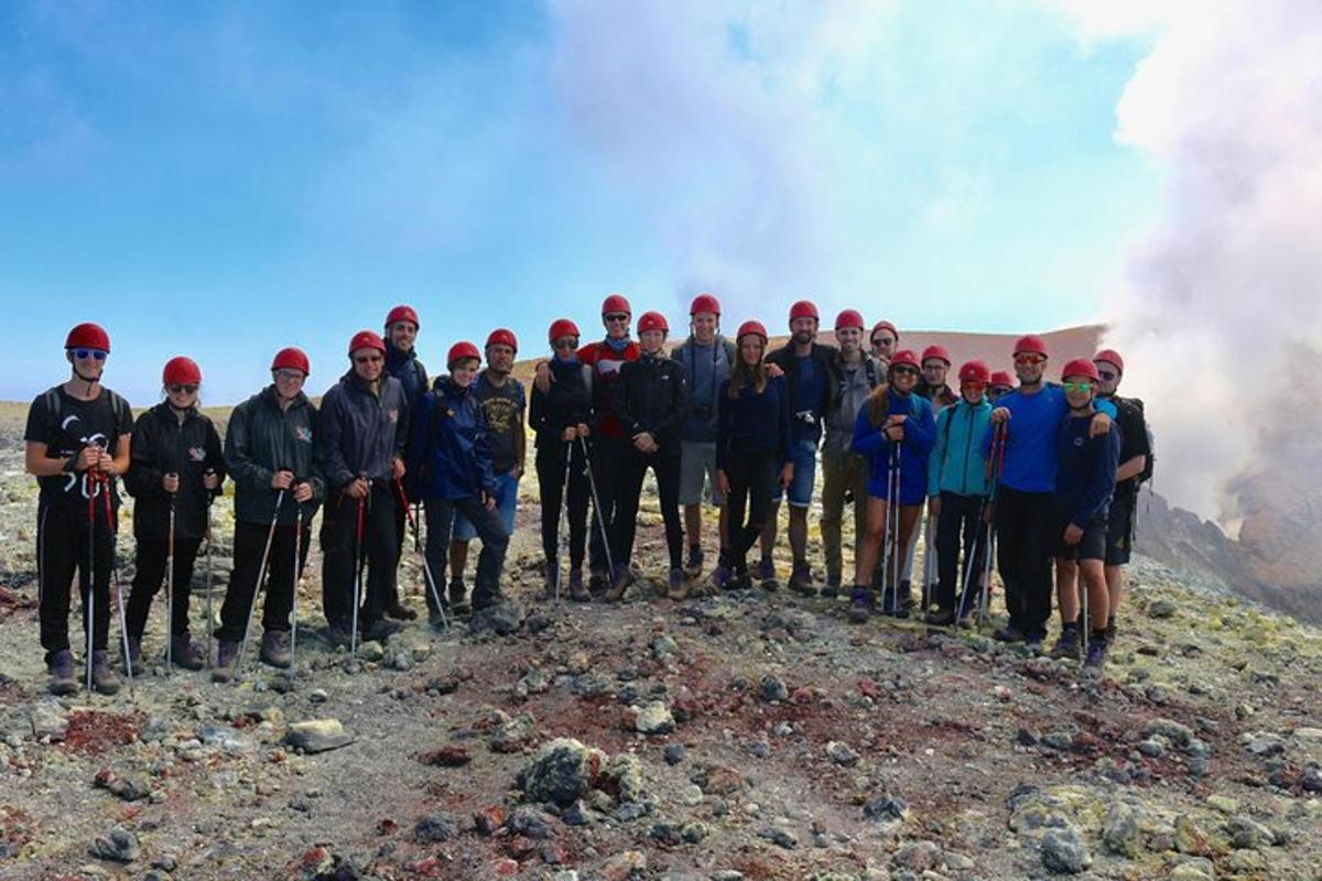 hópur fólks sem stendur uppi á fjallstindi