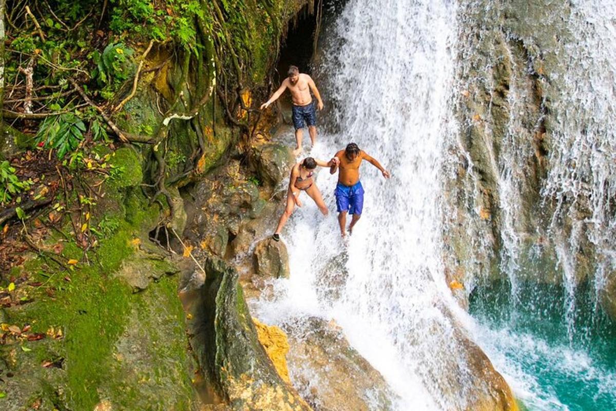 drei Männer klettern einen Wasserfall hinauf
