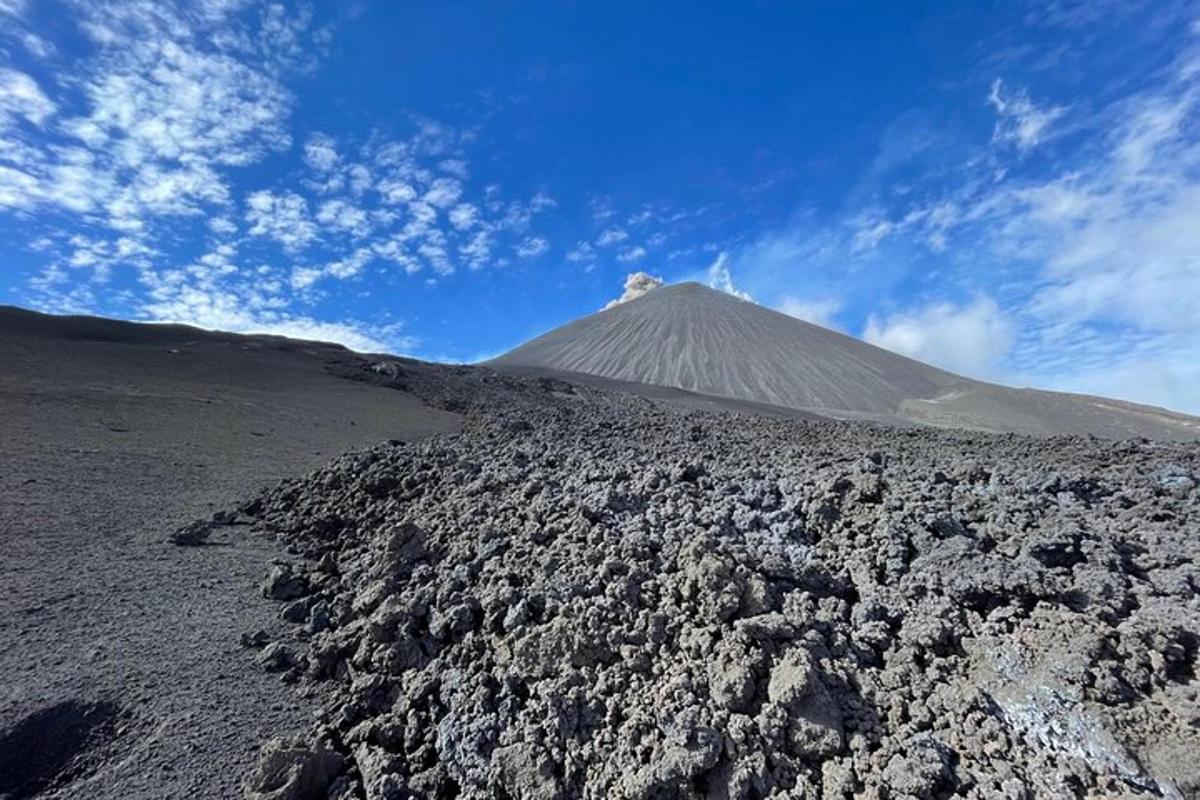 fjall í miðjum akri með steinum