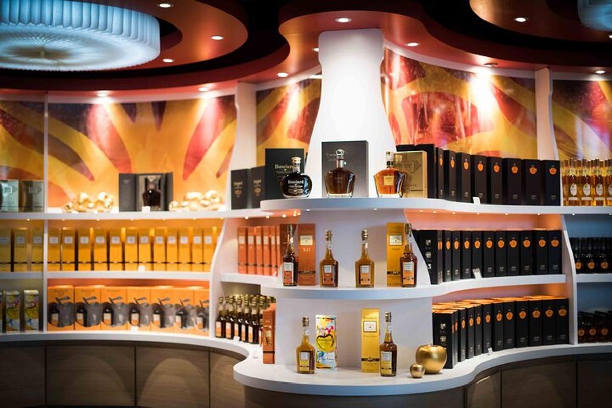 uma exposição de garrafas de álcool em um bar