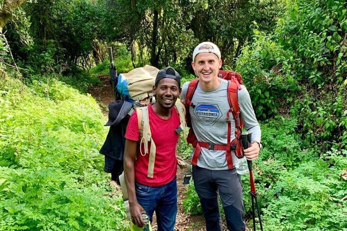 due uomini che camminano su un sentiero nel bosco