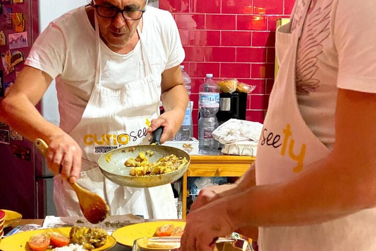 Δύο άτομα ετοιμάζουν φαγητό σε μια κουζίνα