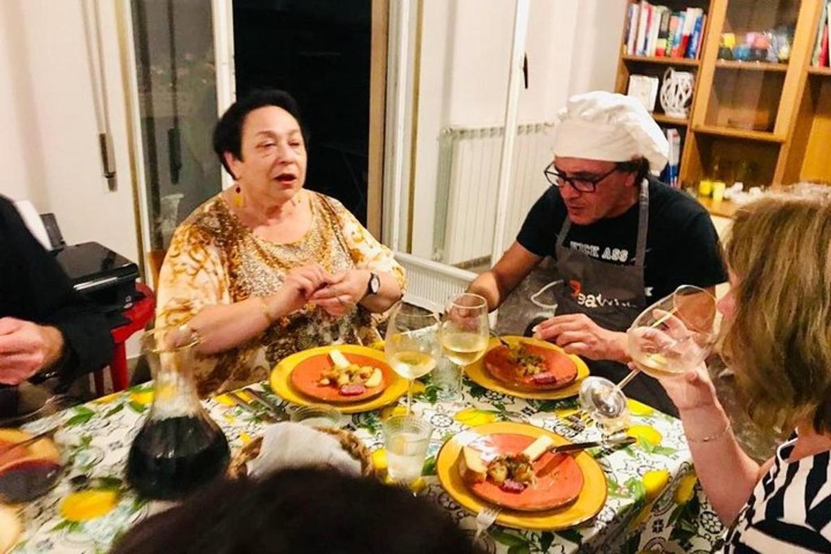 Un grupo de personas sentadas alrededor de una mesa comiendo comida