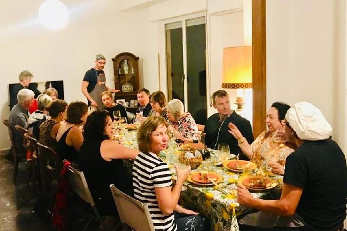Un grupo de personas sentadas alrededor de una mesa comiendo