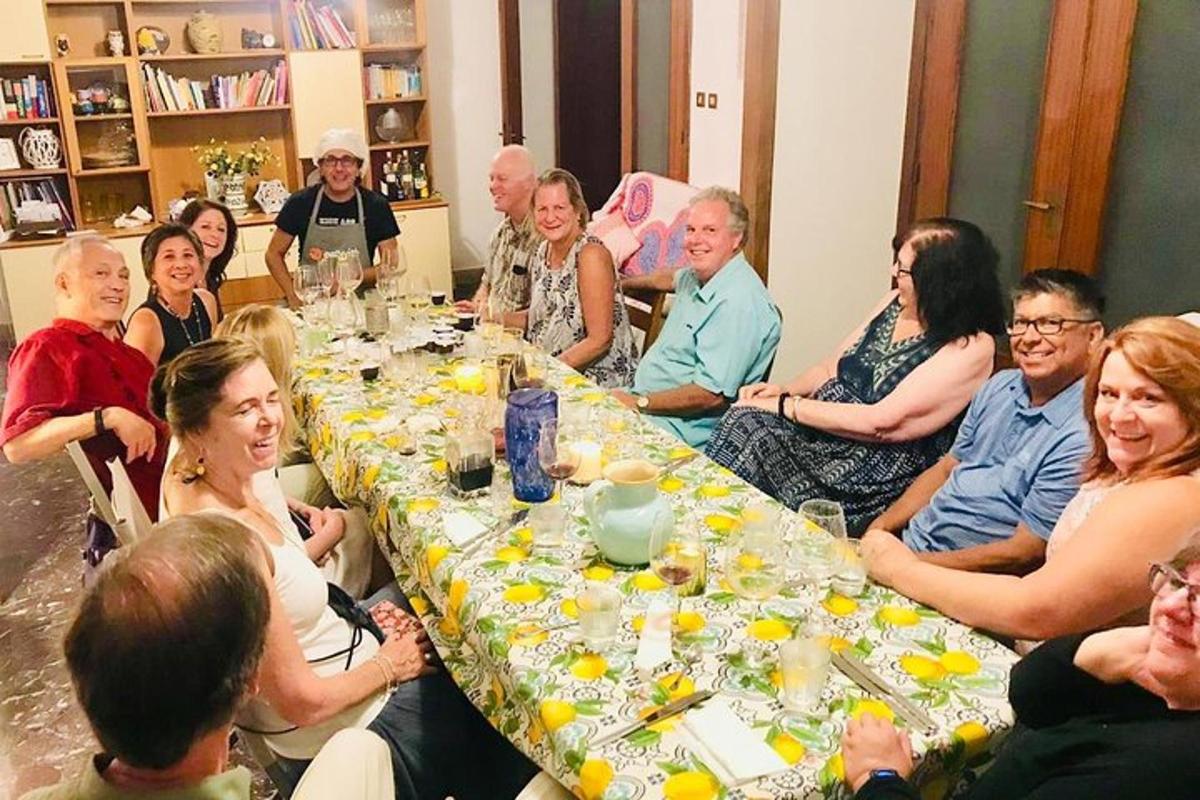 un grupo de personas sentadas alrededor de una mesa
