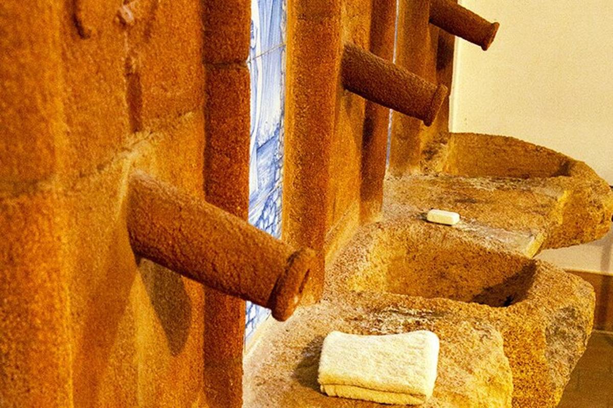 Lähikuva kivisestä wc:stä kylpyhuoneessa