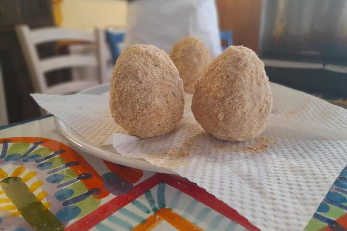 quattro panini su un piatto su un tavolo