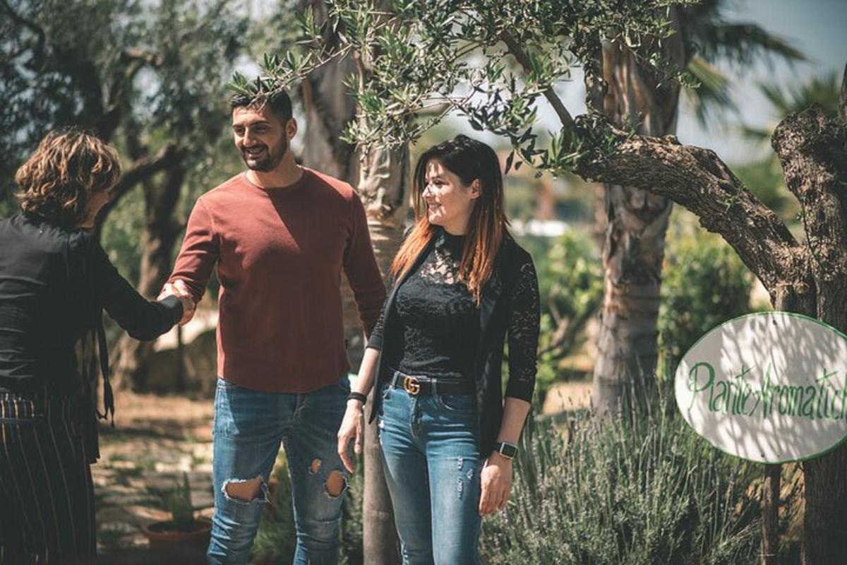 ένας άντρας και μια γυναίκα περπατούν σε ένα δάσος