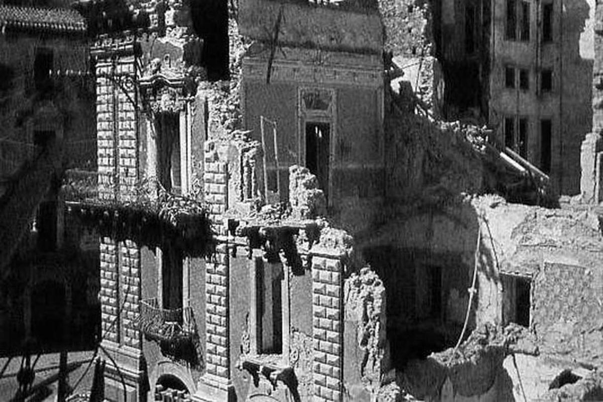 uma foto em preto e branco de um edifício
