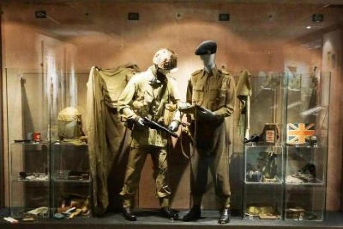 dois manequins em uma vitrine em um museu