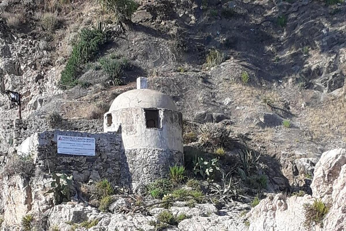 мала зграда на падини планине