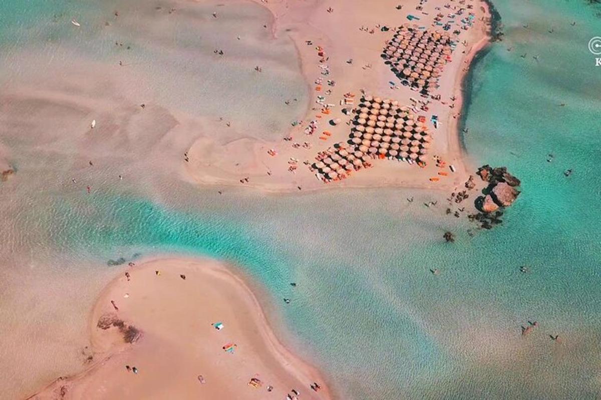 una vista aérea de una isla en el océano