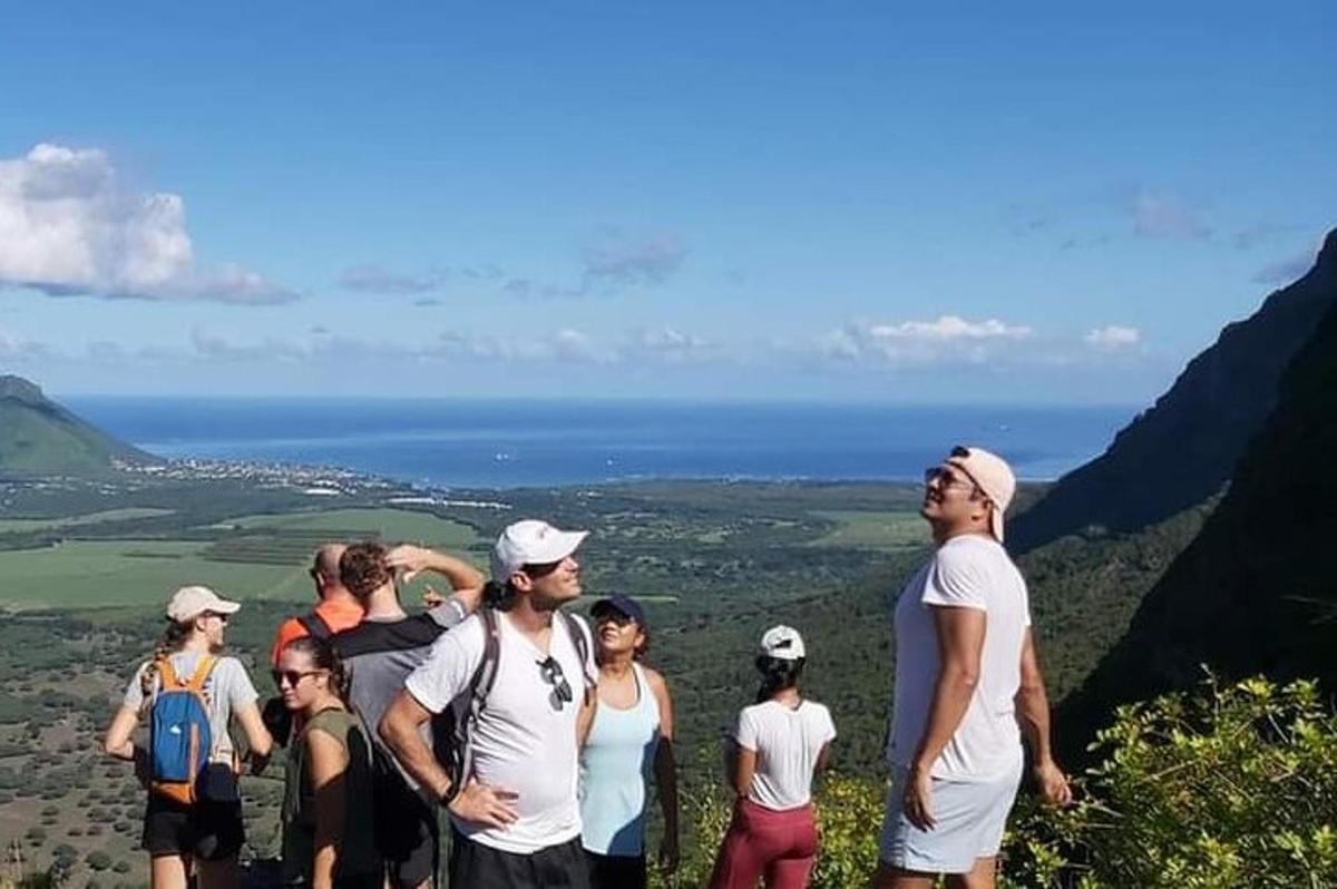 eine Gruppe von Menschen steht auf einem Berggipfel