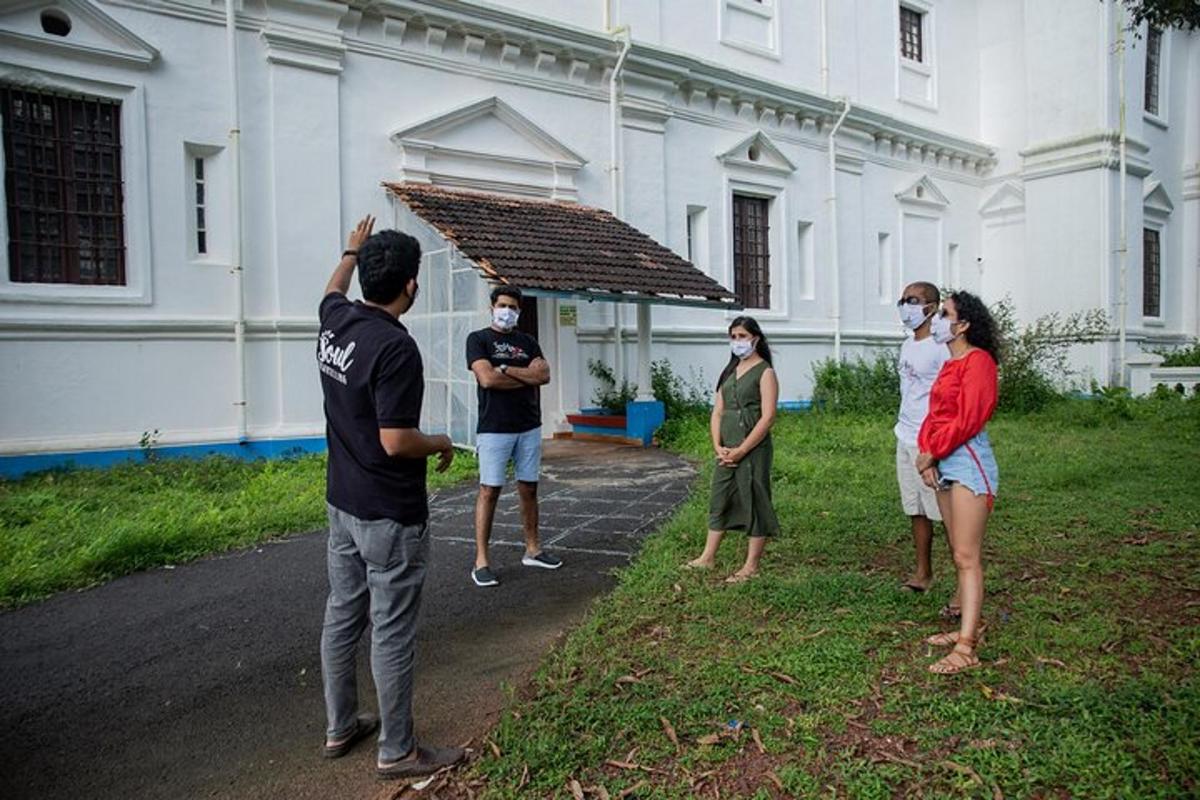 isang grupo ng mga tao na nakatayo sa harap ng isang gusali