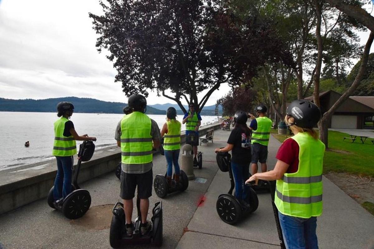 Skupina lidí v bezpečnostních vestách stojících na segwayích