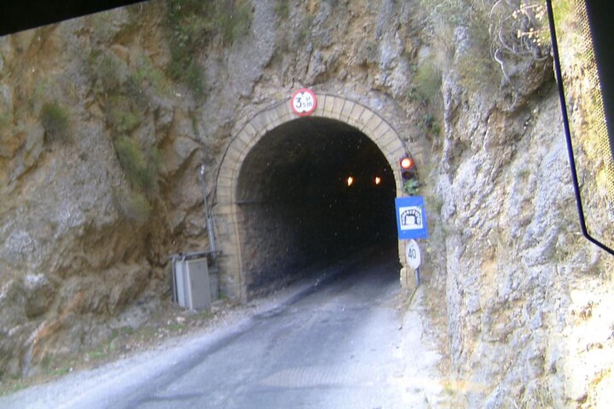 tunnel mäes, millest läbi läheb tee
