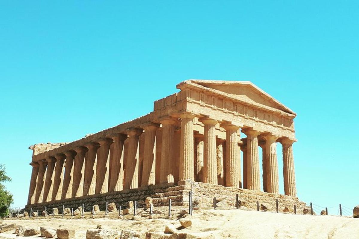 un antico edificio con colonne su una collina