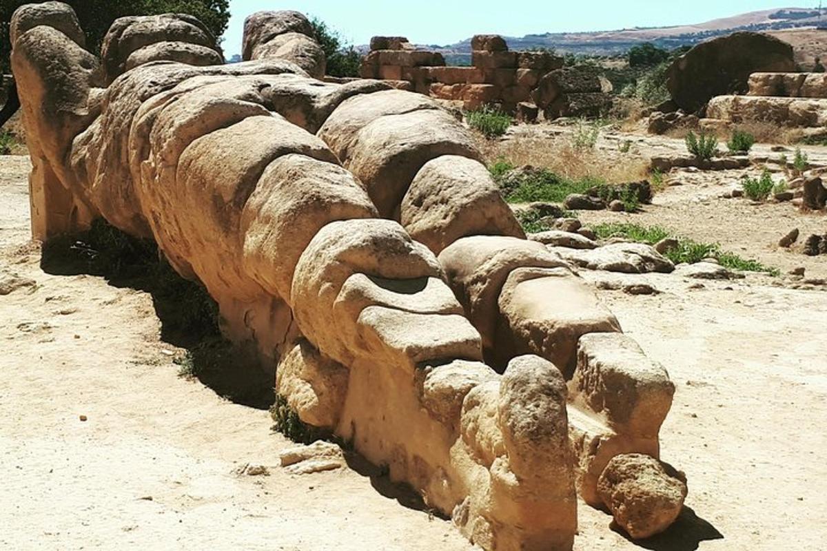 un muro di pietra in mezzo al deserto