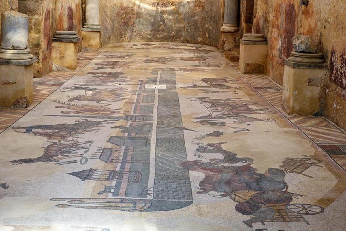 sebuah ruangan dengan lantai mosaik di sebuah gedung dengan lukisan di atasnya