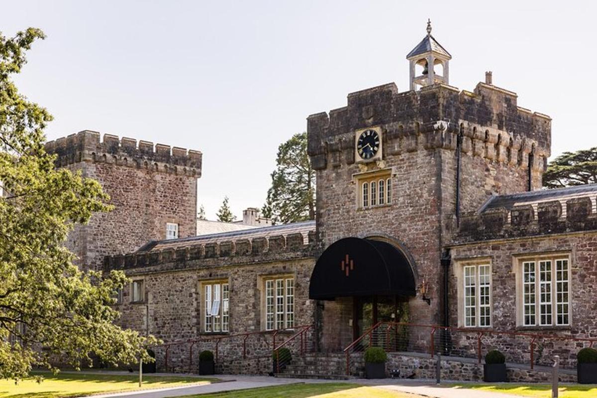 un grande edificio in pietra con una torre dell'orologio su di esso