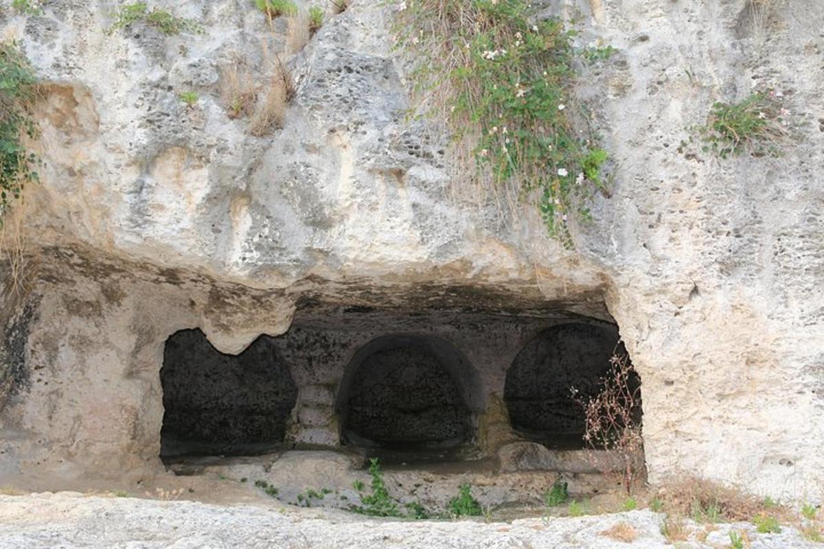 μια σπηλιά στην πλευρά ενός βραχώδους τοίχου