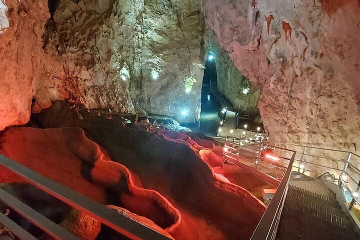 velká jeskyně s červeným lůžkem