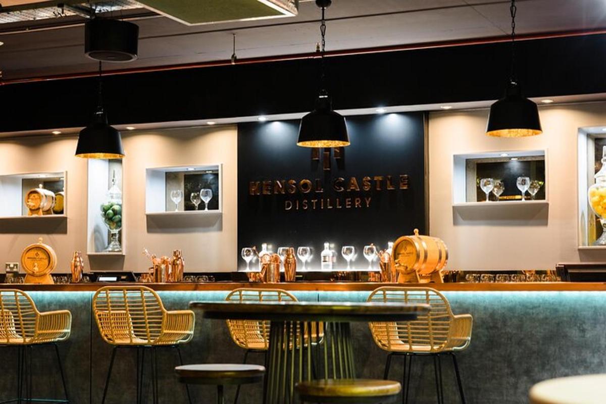 bar v restauraci se žlutými židlemi