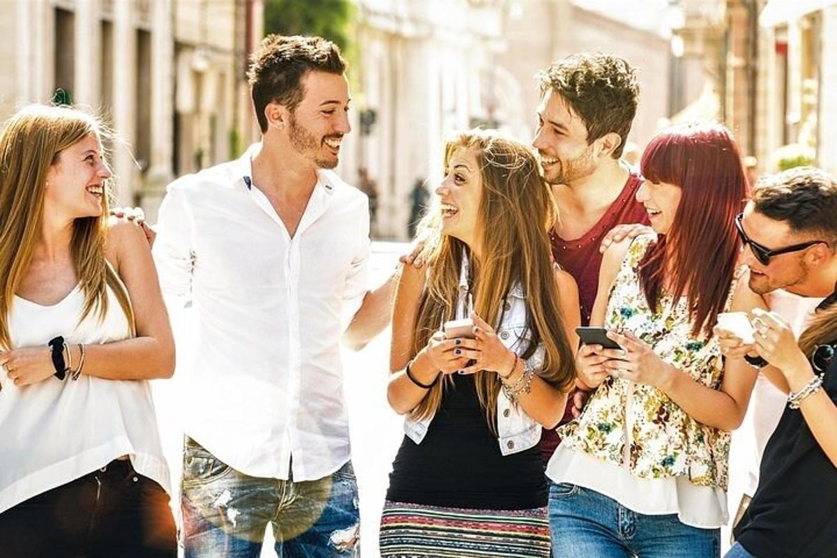 un gruppo di persone che camminano per strada