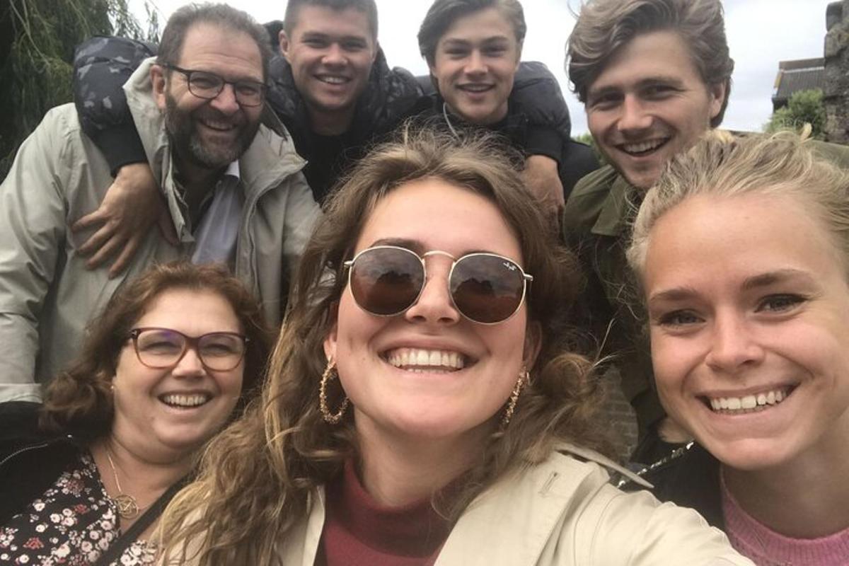 un gruppo di persone che posano per una foto