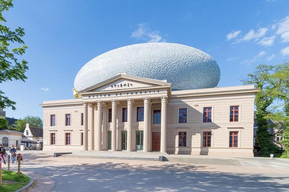 duży budynek z kulą na szczycie