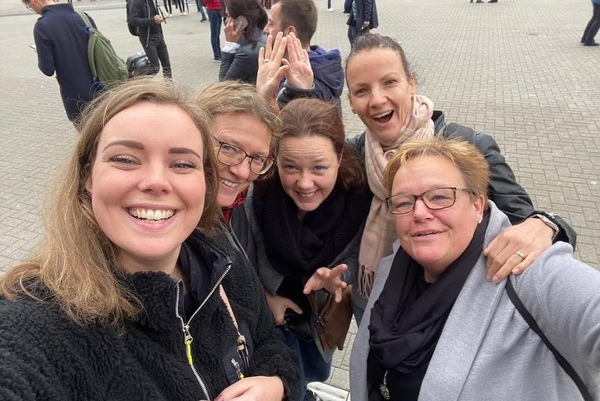 skupina lidí pózuje pro fotografii
