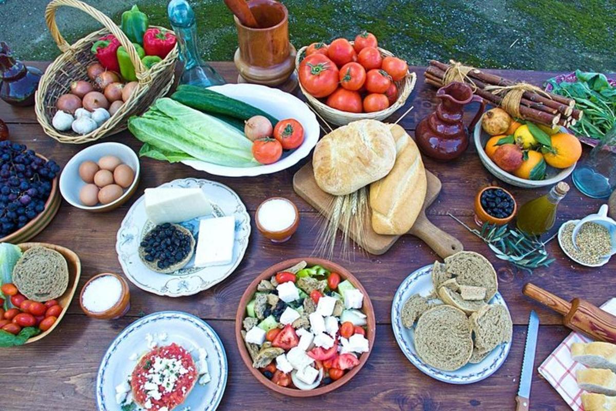 uma mesa de madeira com muitas tigelas de comida sobre ela