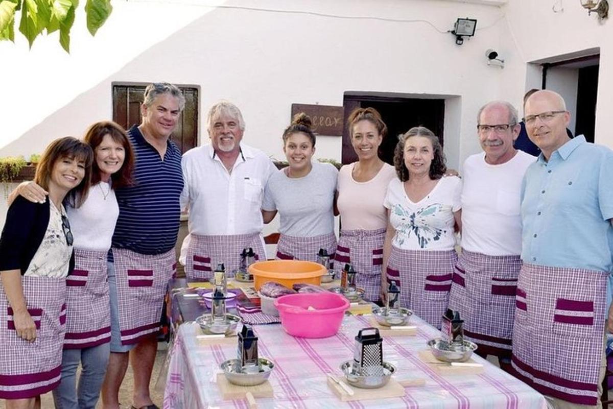 grupp inimesi, kes seisavad laua ees