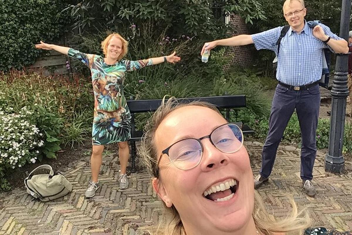 karl og kona með útréttar hendur