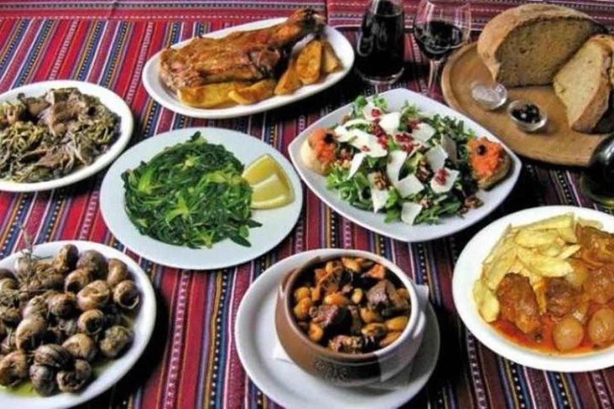 uma mesa com pratos de comida sobre uma mesa