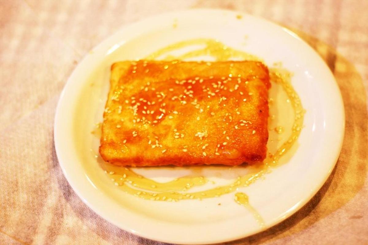 um prato branco com um pedaço de comida nele