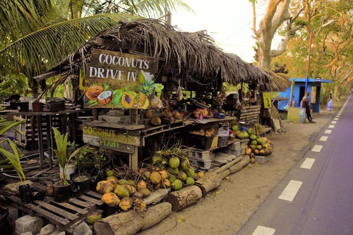 uma barraca de frutas na beira de uma estrada