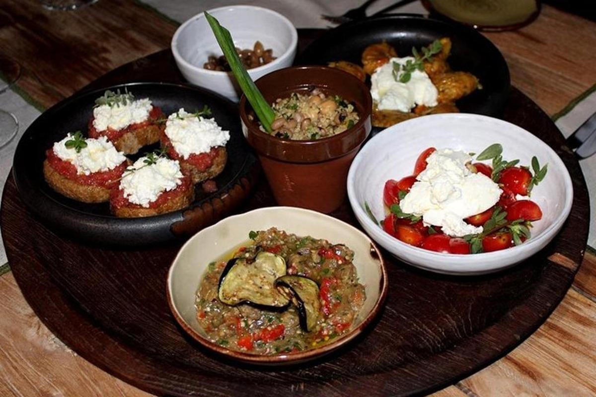 dulang dengan pelbagai hidangan makanan di atas meja