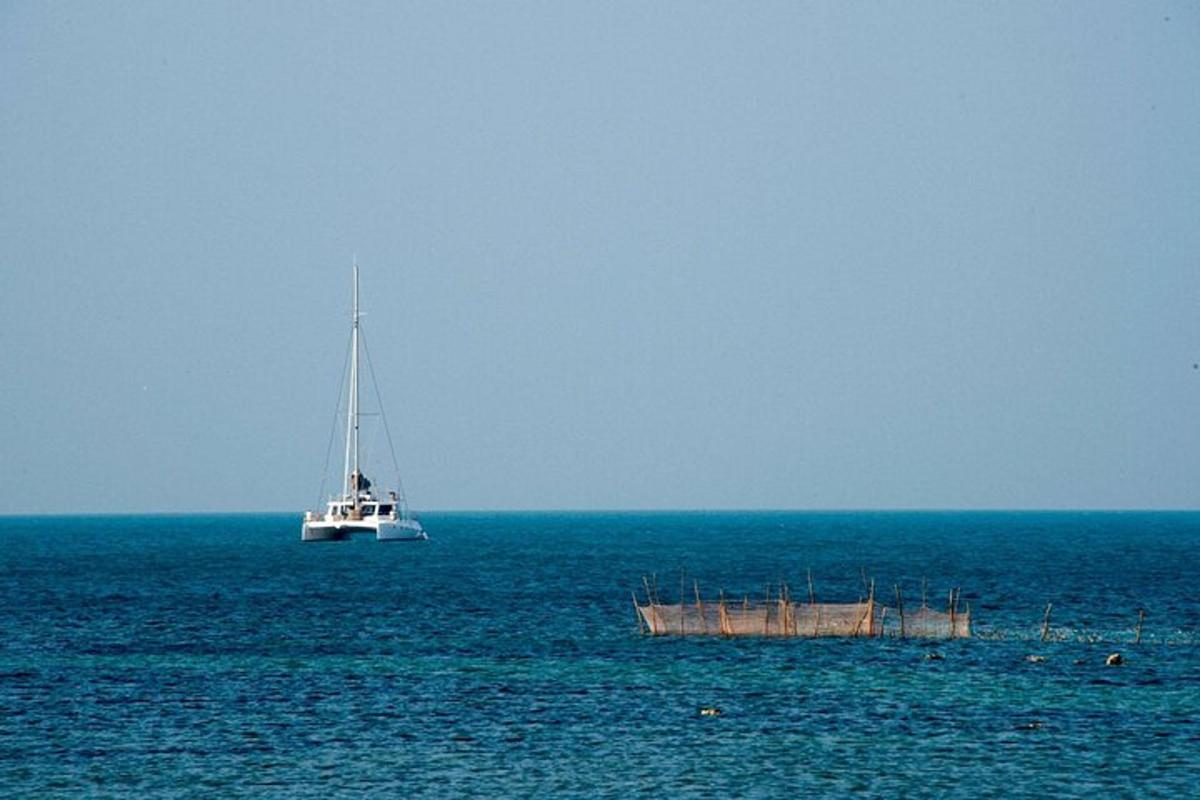 un velero en medio del océano
