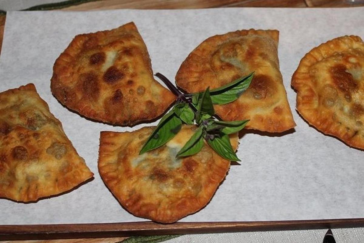 sekumpulan pizza duduk di atas dulang