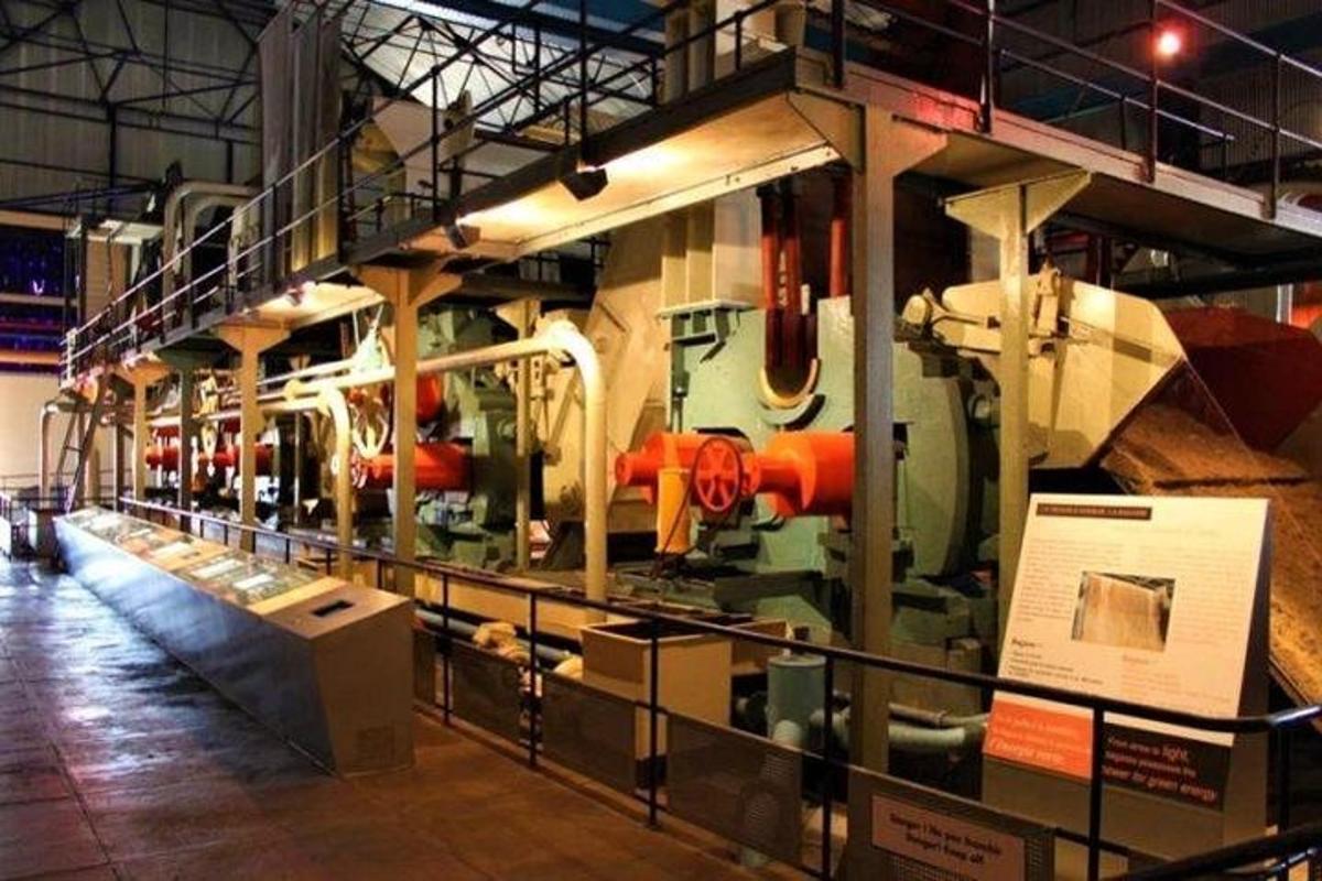 uma exposição de um trem em um museu
