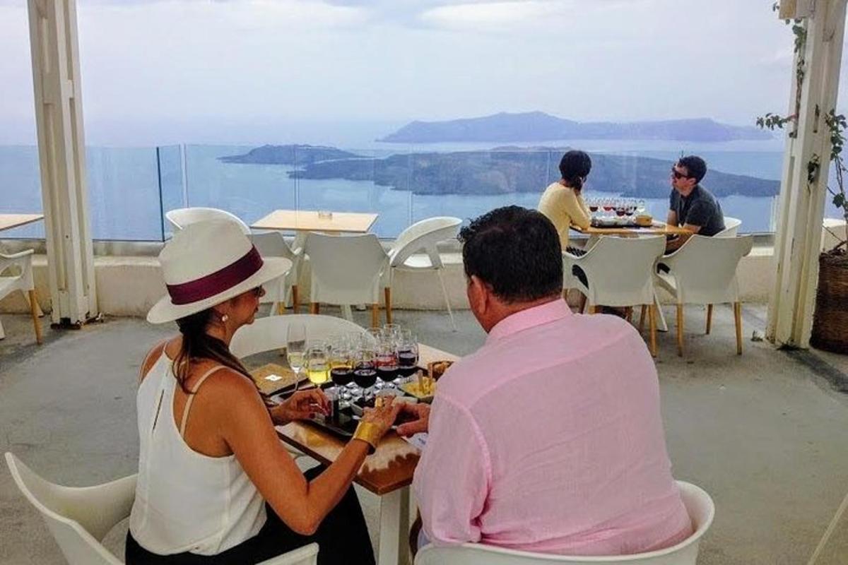 Un hombre y una mujer sentados en una mesa comiendo comida