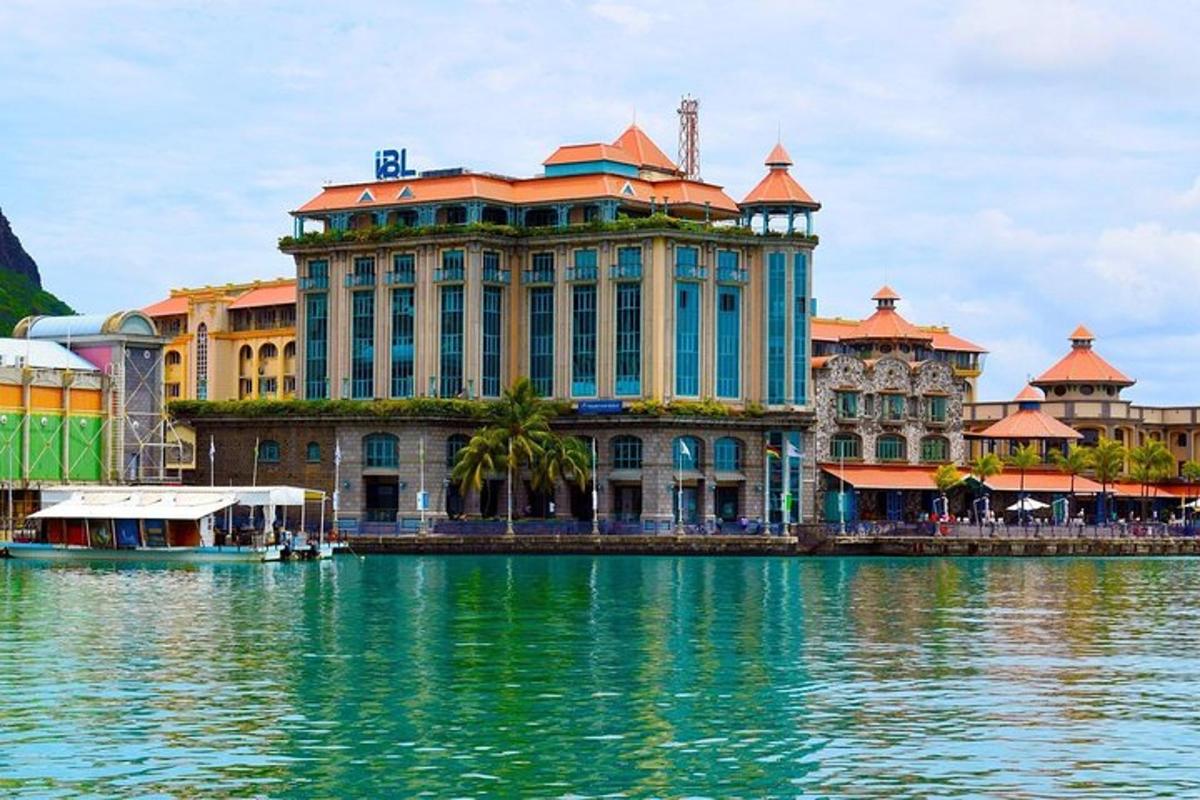 un grande edificio accanto a un grande specchio d'acqua