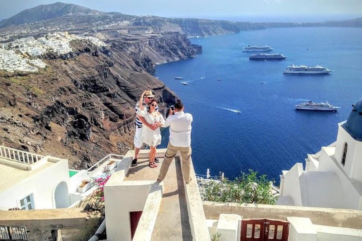 Μια οικογένεια στέκεται στην πλαγιά ενός γκρεμού με θέα τον ωκεανό